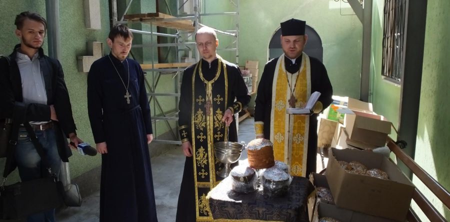 Черкаське духовенство передало великодні дарунки у зону АТО