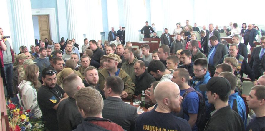 На сесії Черкаської облради знову блокували трибуну та давали стусанів