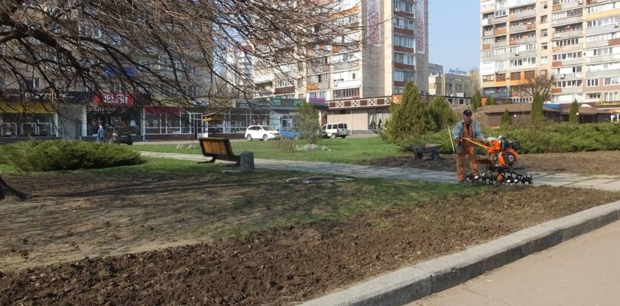 У сквері «Юність» упорядковують територію