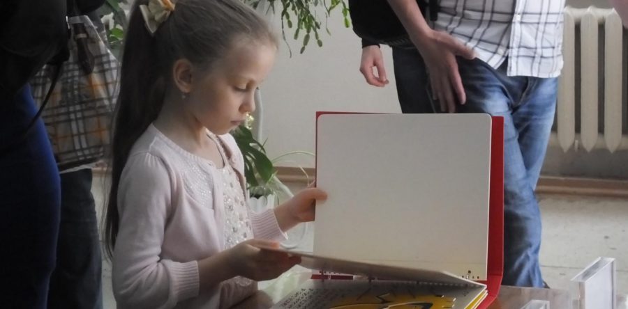 У Черкасах презентували бібліотеку тактильних книжок для незрячих дітей