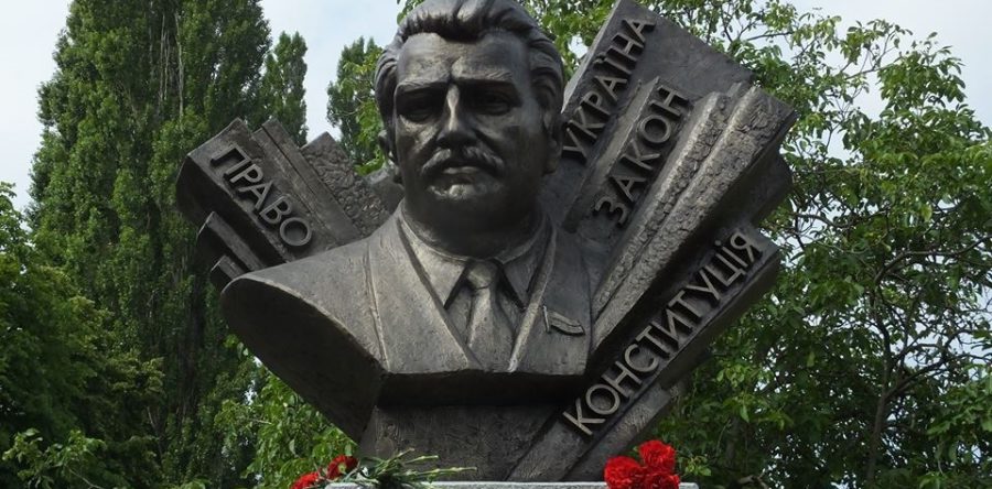 До Дня Конституції у Черкасах відкрили погруддя одному з творців сучасної української Конституції