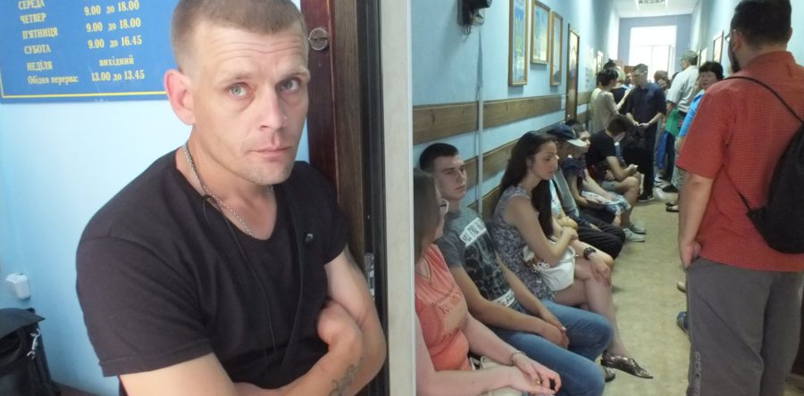Паспортний аншлаг: у Черкасах чергу в міграційну службу займають з 6-ї ранку