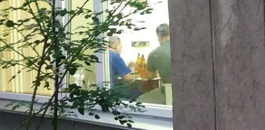 Черкаських стоматологів «піймали» з пивом і рибкою на роботі