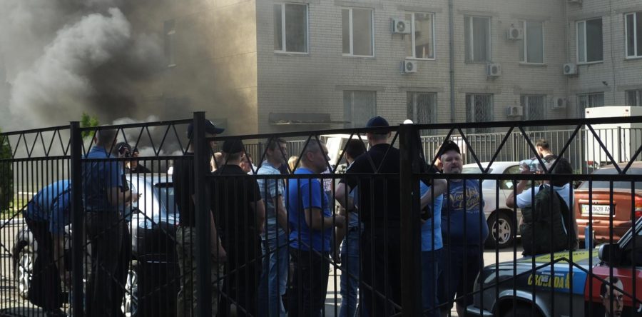 Під судом горіли шини: активісти знову протестують проти рішення суддів Апеляційного суду
