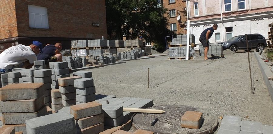 Поблизу 17-ої школи розпочалось облаштування пішохідної зони