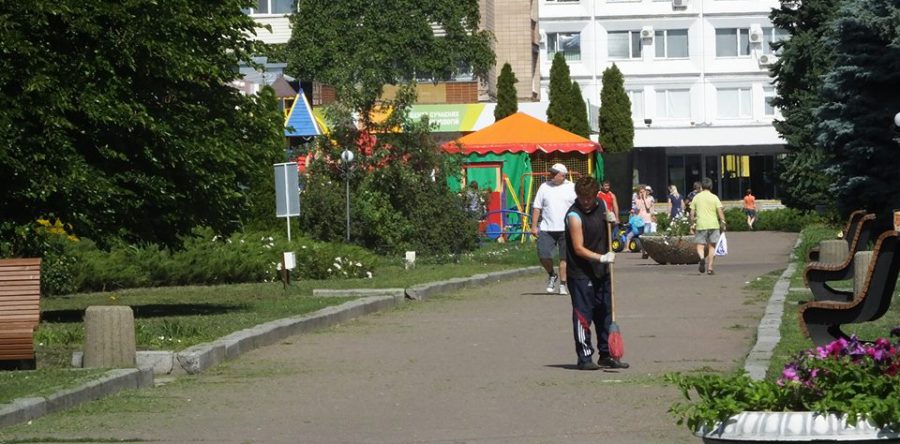 У сквері «Юність» відбувається планове прибирання території