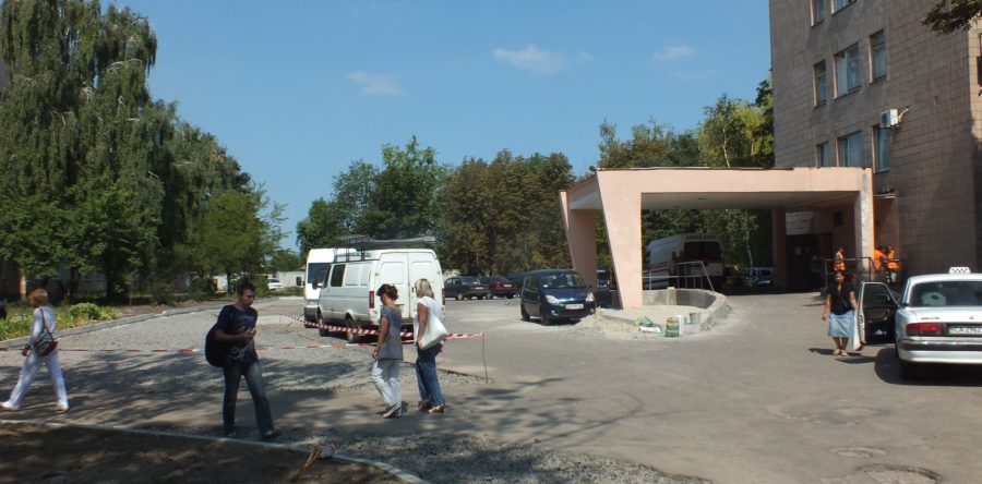 В Третій міській лікарні реконструюють парковку