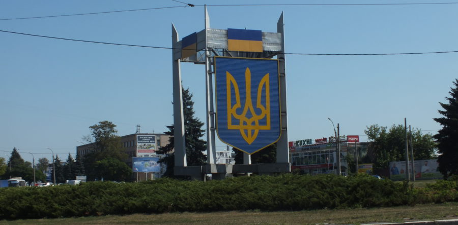 На транспортному кільці біля Літака встановили величезний тризуб
