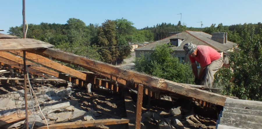 Жителі Дахнівки дочекалися: вперше за 40 років на будинку капітально ремонтують дах