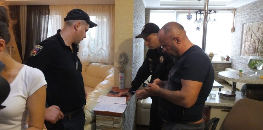 Жахливий сморід і дірки в підлозі: черкаську родину переслідує посадовець ОДА