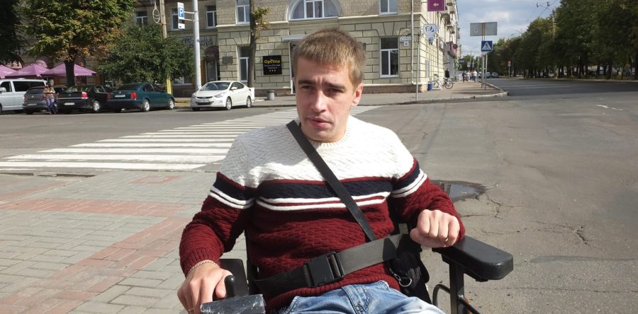 Люди з особливими потребами говорять, що у Черкасах не вистачає пандусів