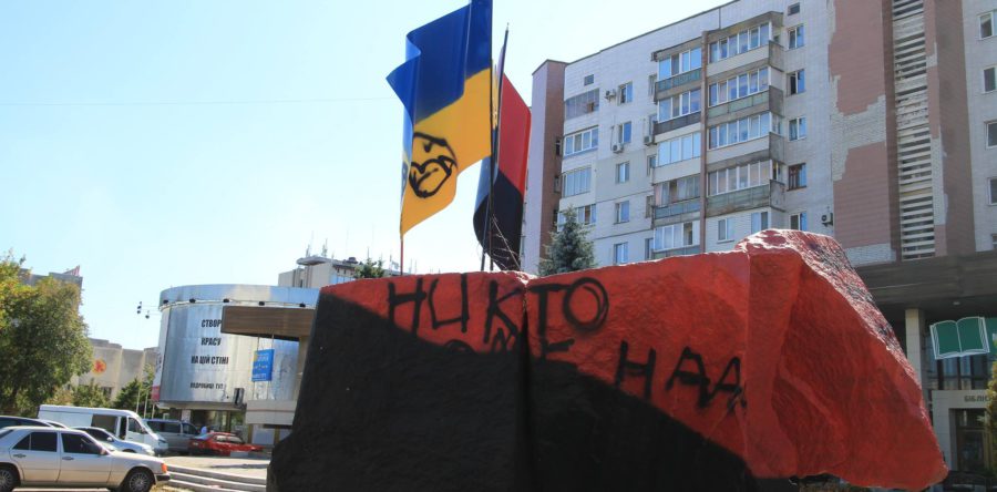 У середмісті Черкасах вкотре спаплюжено пам’ятник Бандері та Шухевичу