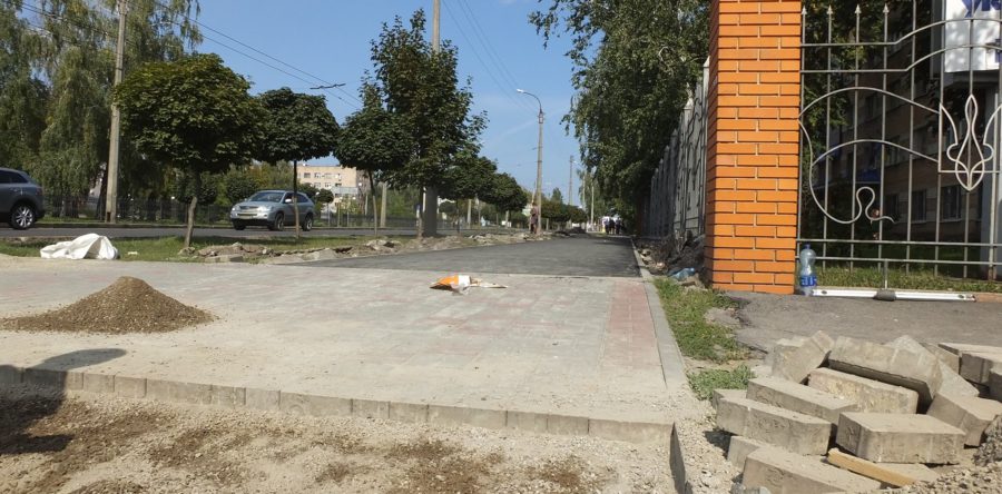На вулиці Чорновола триває укладання тротуарів