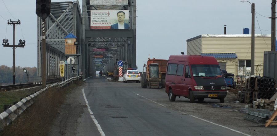 «Вечірнє вікно» на мосту через Дніпро знову змістилося. Водії обурені