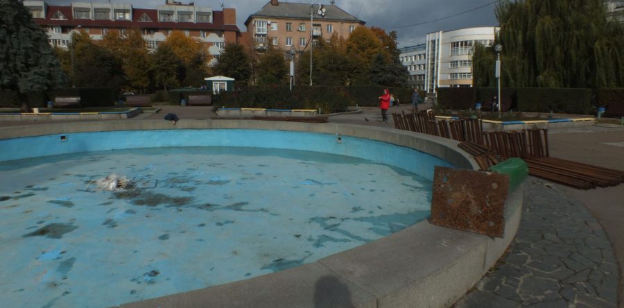 Фонтан у сквері за Черкаською ОДА готують до зими