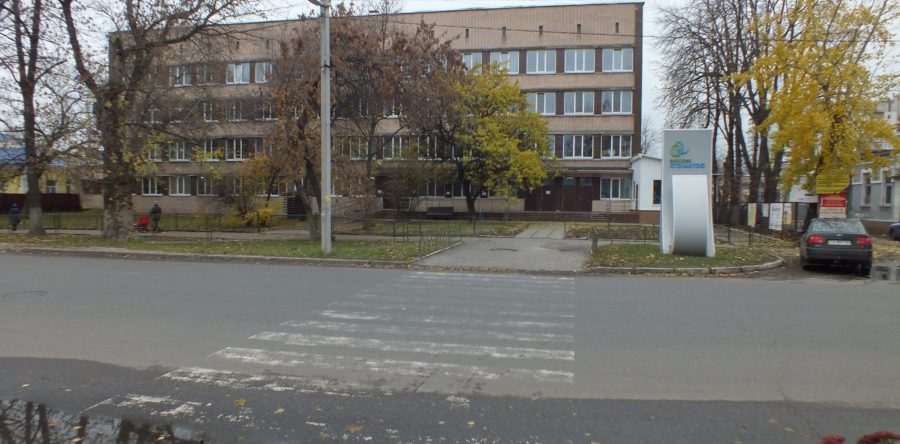 У Черкасах біля дитячої поліклініки бракує світлофору