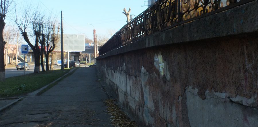 У Черкасах по вул. Смілянській паркан перебуває в аварійному стані