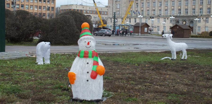 Середмістя Черкас прикрашають до новорічних свят