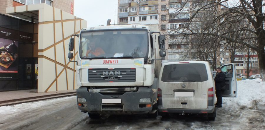 У центрі Черкас сміттєвоз не розминувся із мікроавтобусом