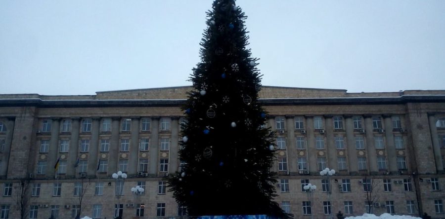 Свята закінчилися. У Черкасах демонтують головну ялинку