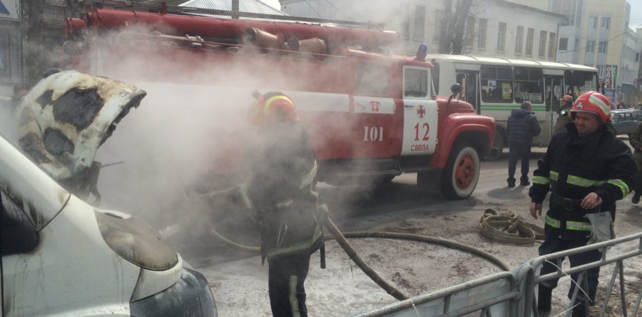 У центрі Сміли загорілася автівка. Постраждав водій