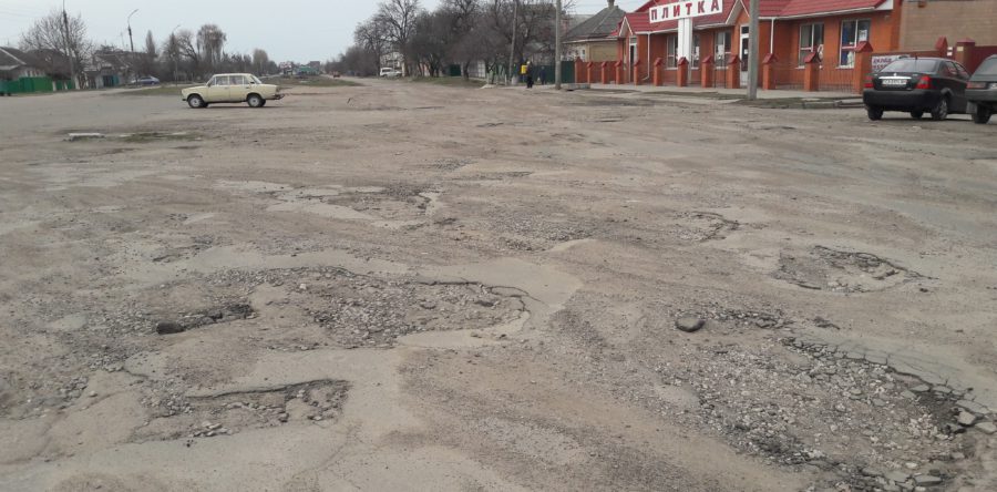 Вулиця Пастерівська перетворилася на смугу перешкод
