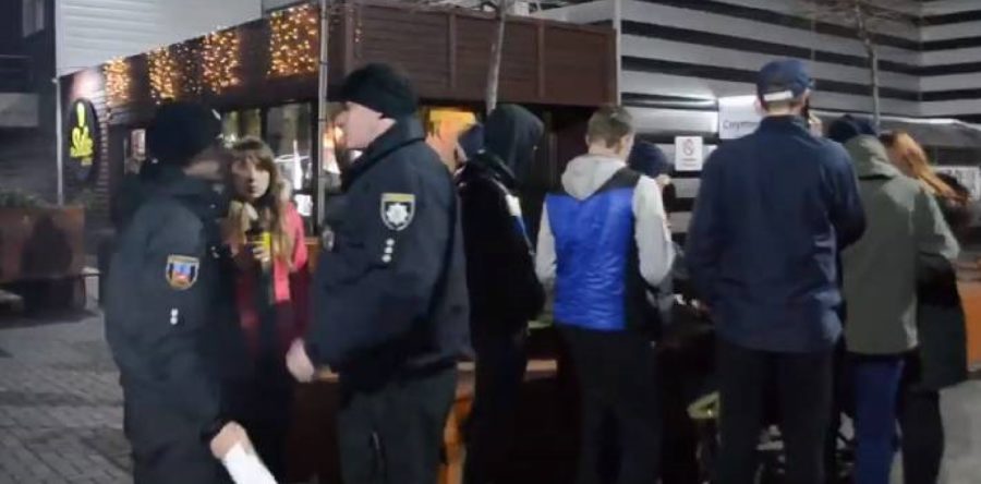 Поліція влаштувала нічний рейд біля черкаського ТРЦ