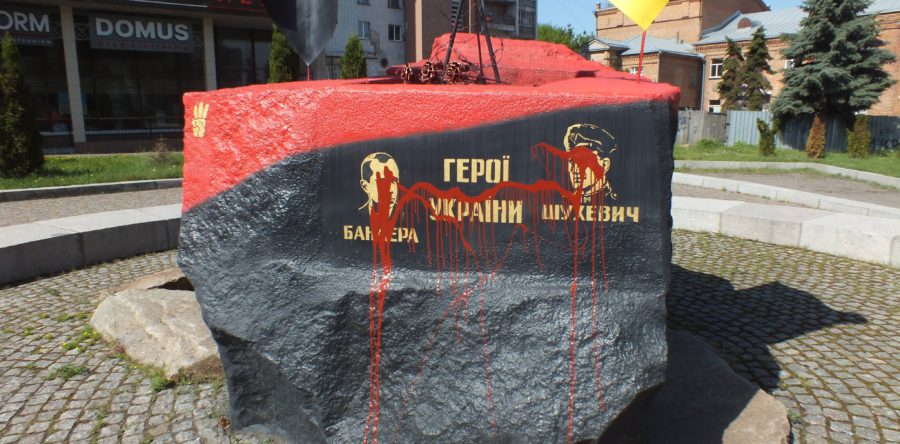 У Черкасах знову спаплюжили пам᾽ятник Бандері і Шухевичу