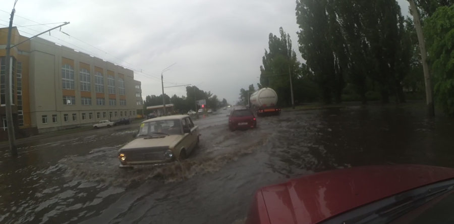 Під час негоди черкаські вулиці перетворились на Венецію