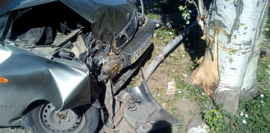 Біля П’ятої поліклініки “Ланос” в’їхав у дерево