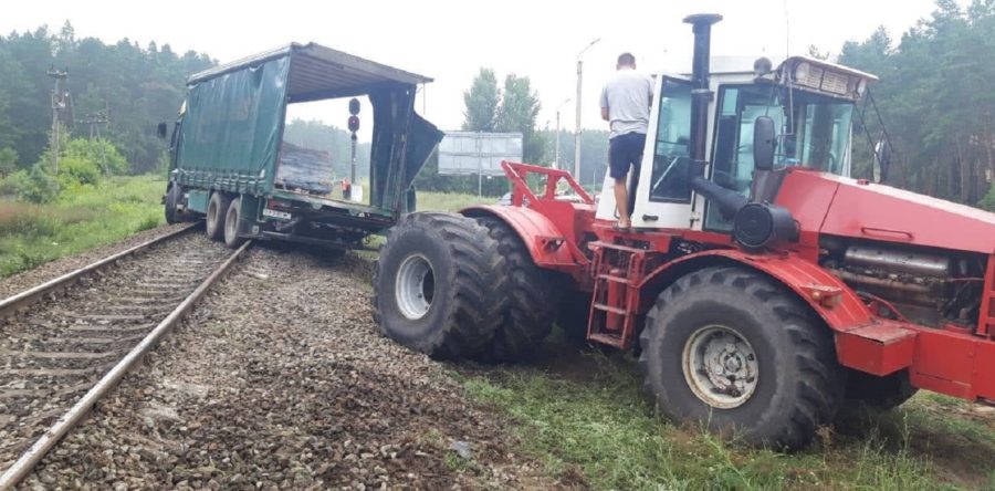 Біля Черкас вантажівка застрягла на залізничній колії