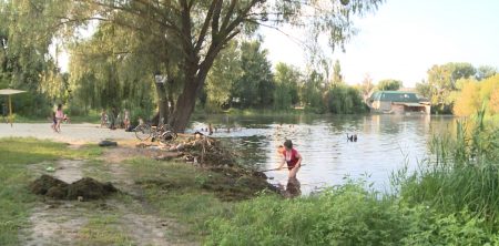 Волонтери очищують Графське озеро у Смілі