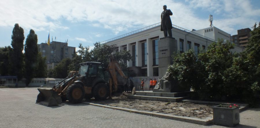 Біля черкаського драмтеатру облаштовують прилеглу територію