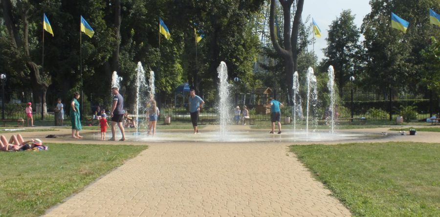 Черкащани влаштували пляж у сквері «Водограй»