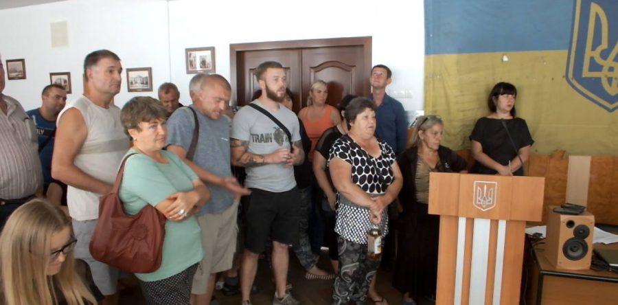 Черкаські базарники заблокували членів виконкому в залі засідань