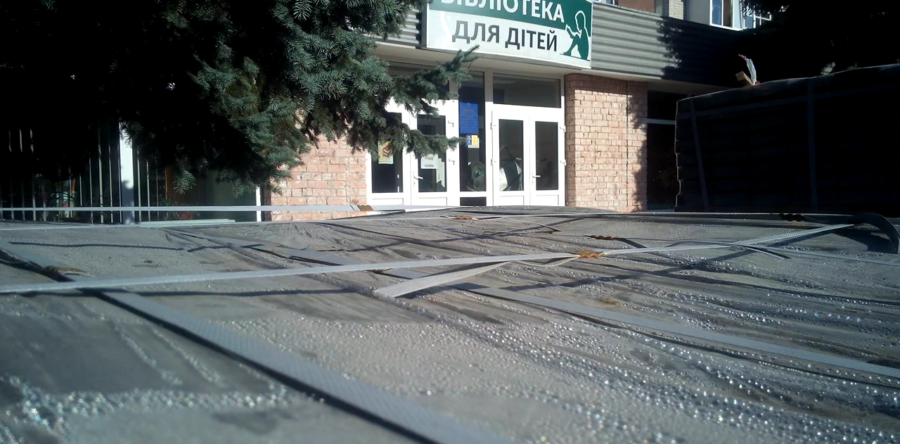 В Черкасах ремонтують фасад будівлі дитячої бібліотеки