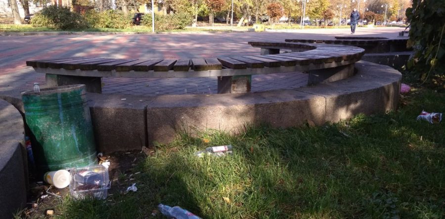 Черкаську Алею Слави закидали сміттям