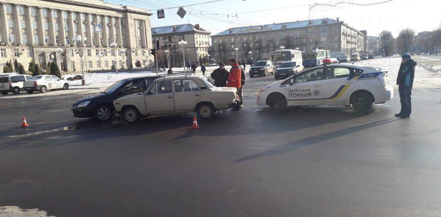 В середмісті Черкас не розминулися два автомобілі