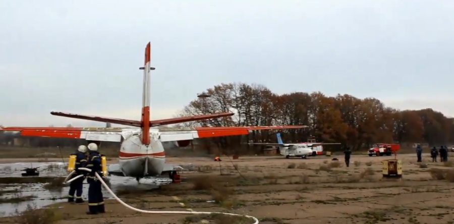 У черкаському аеропорту вчилися гасити вогонь у літаку