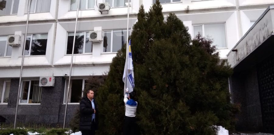 Біля черкаської мерії підняли прапор на підтримку полонених моряків