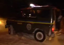 Поліцейські витягають автомобілі зі снігових пасток