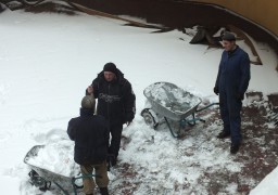 Черкаський драмтеатр засипало снігом