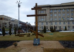 На Соборній площі оновили хрест