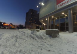 Гіпермаркети в Черкасах не поспішають чистити сніг на паркувальних майданчиках та тротуарах. Незабаром відлига?