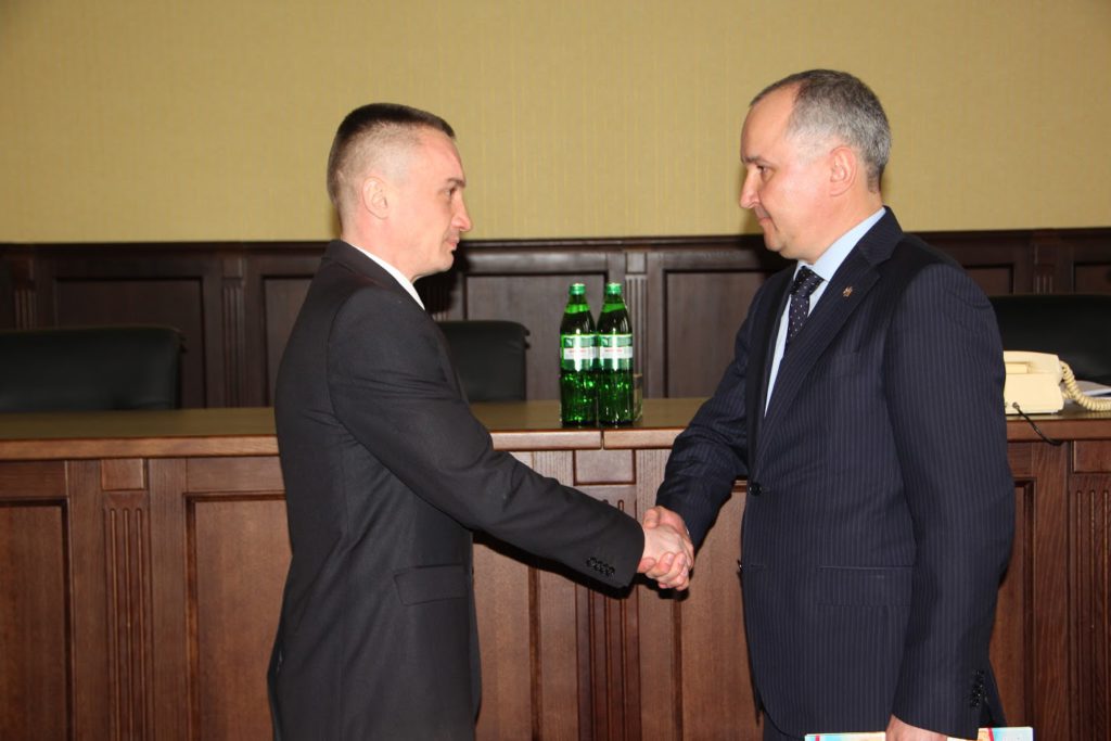 Голова СБУ передав співробітникам у Черкасах сертифікати на квартири