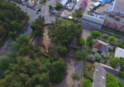 Забудовник знищив десятки сосен на ділянці по Можайського, 50, відданій міськрадою під будівництво приватного медцентру