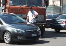 По вулиці Дашкевича зіткнулись вантажівка і легковик