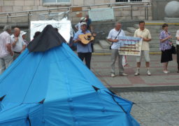 На Соборній площі Черкас письменники поставили курінь і вимагають повернути їм приміщення