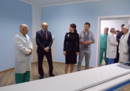 Міський голова Анатолій Бондаренко хизувався новим томографом перед нардепом від «Самопомочі»