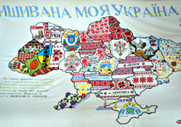 У Черкаському краєзнавчому музеї вишивали мапу України